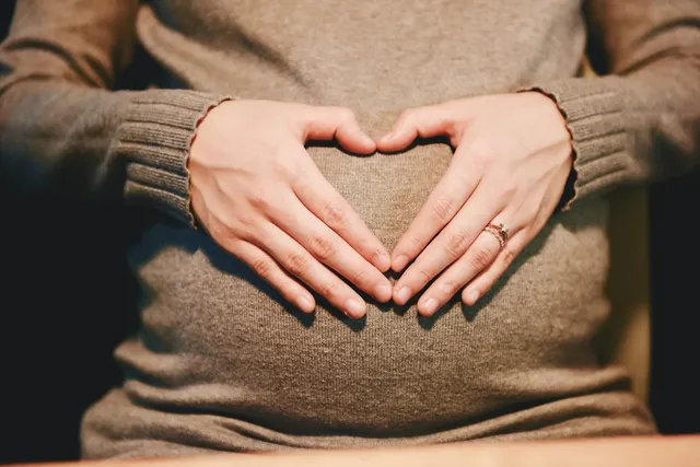Mujer embarazada, preparación para cesárea