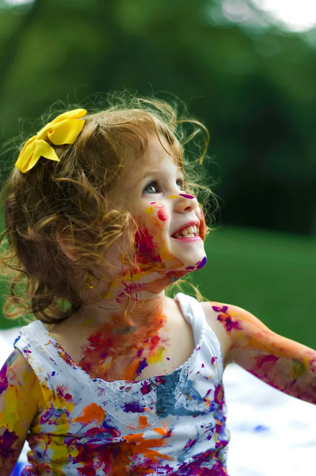 Niña sonriendo, educación emocional