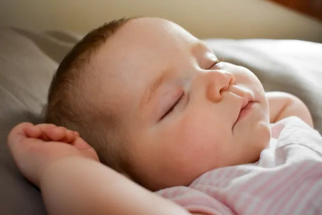 Bebé despertándose, regresión del sueño