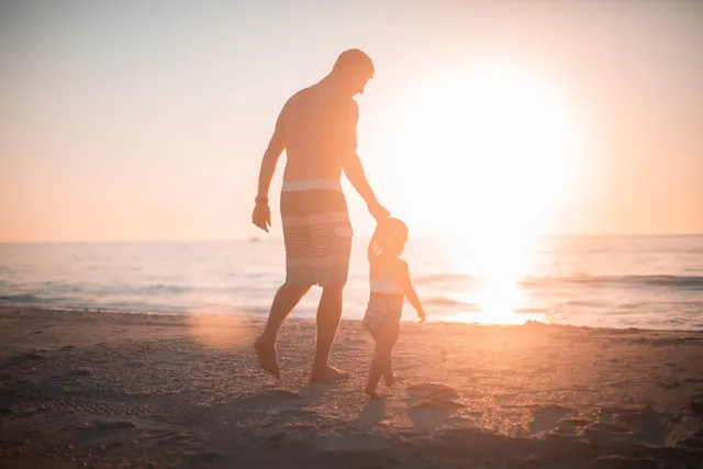 Familia en la playa, destinos family friendly en España