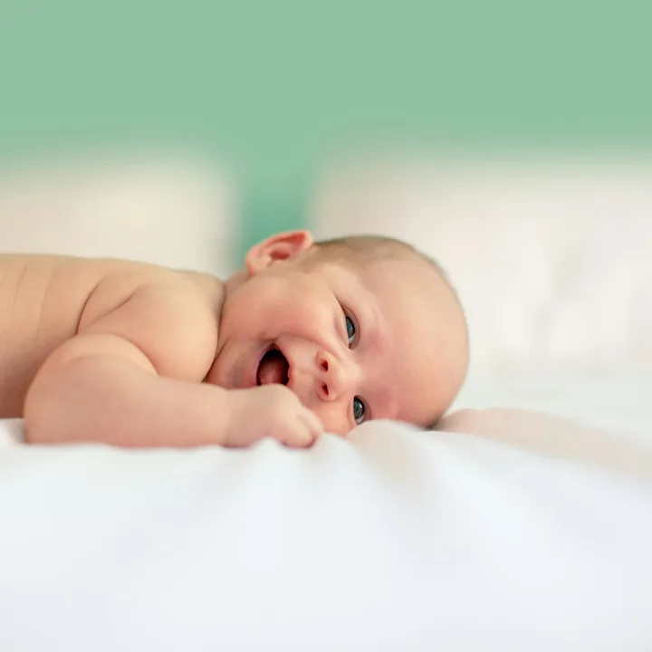 Bebé dormido envuelto en una tela suave