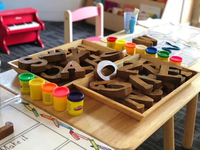 Niños en aula Montessori, pedagogías infantiles