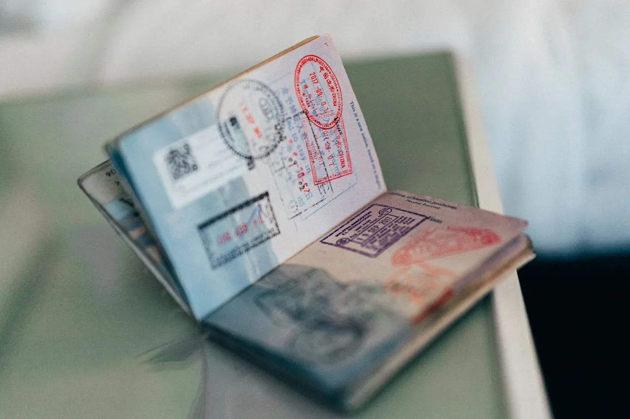 Pasaporte y maleta, viajar con bebé