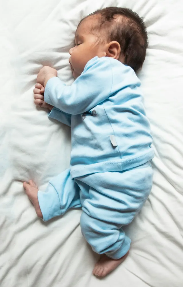 Bebé durmiendo la siesta