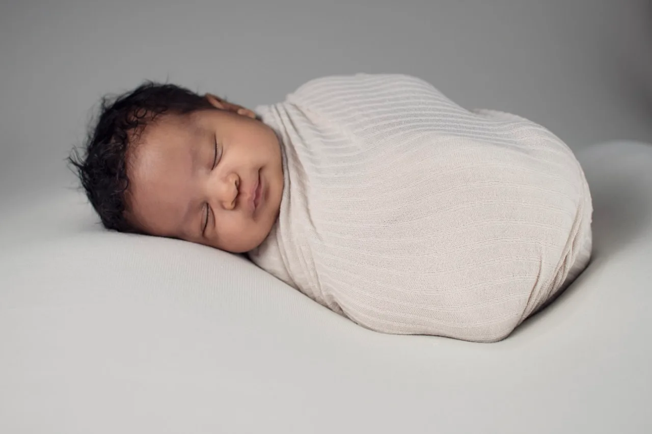 Bebé prematuro durmiendo