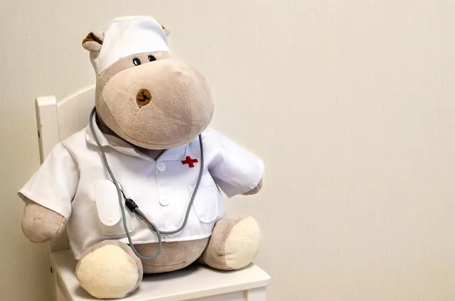 Pediatra revisando a un bebé, niño sano