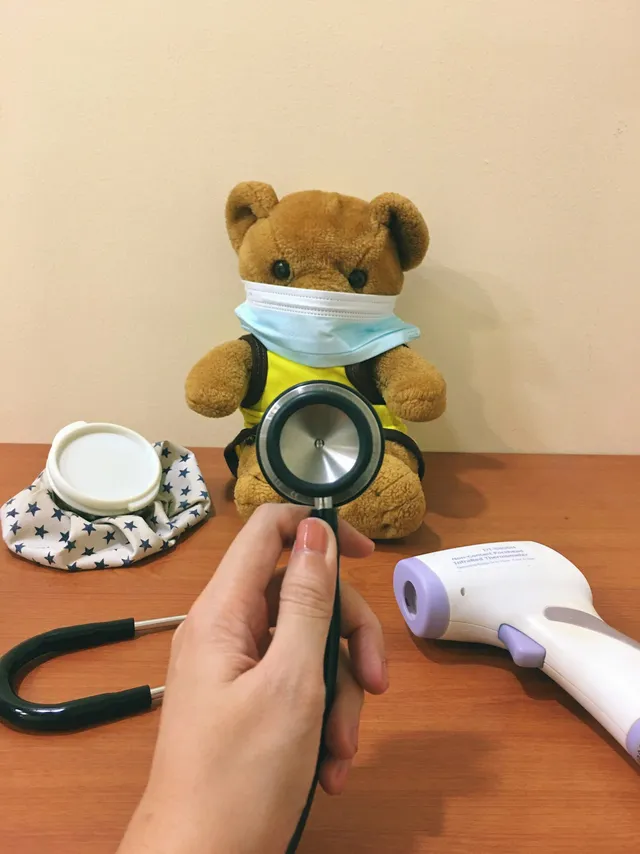 Pediatra atendiendo a un bebé, tarjeta sanitaria