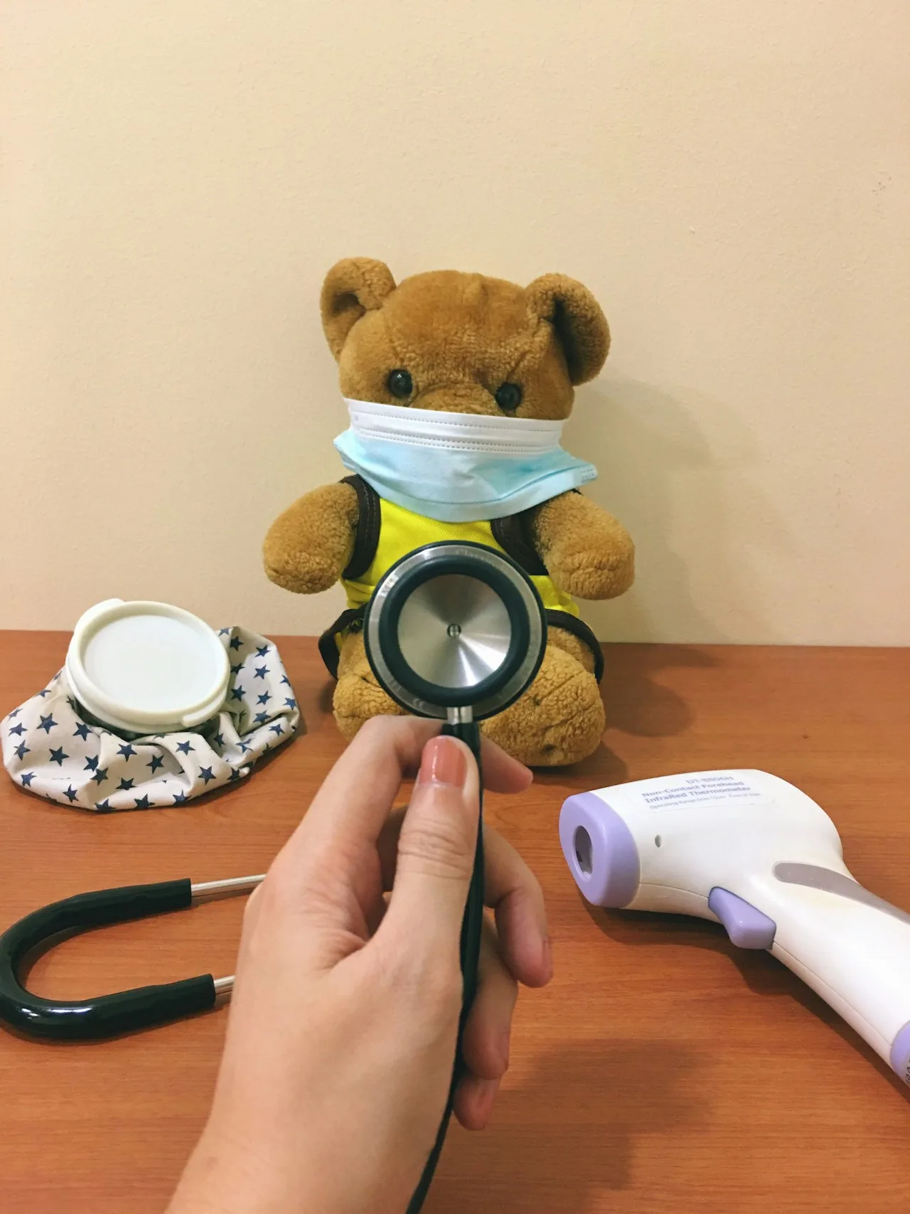 Pediatra atendiendo a un bebé, tarjeta sanitaria