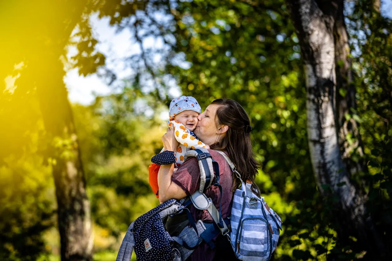 Madre sosteniendo a su bebé en brazos